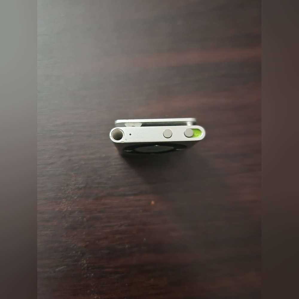 Apple Shuffle IPod 4th Generation For Parts/Repair - Picture 4 of 5